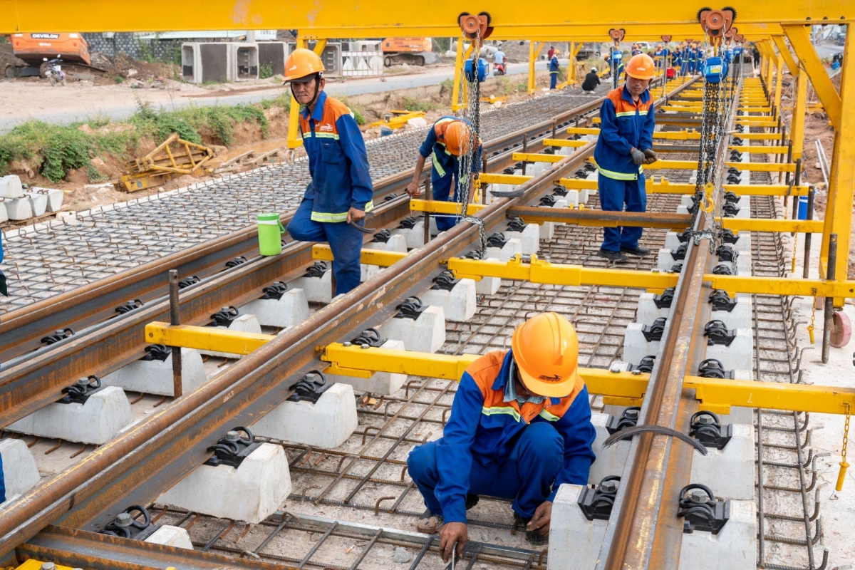 2.850 thanh ray đang được tăng tốc lắp đặt trên tuyến LRT đầu tiên tại Việt Nam ở Phú Quốc
