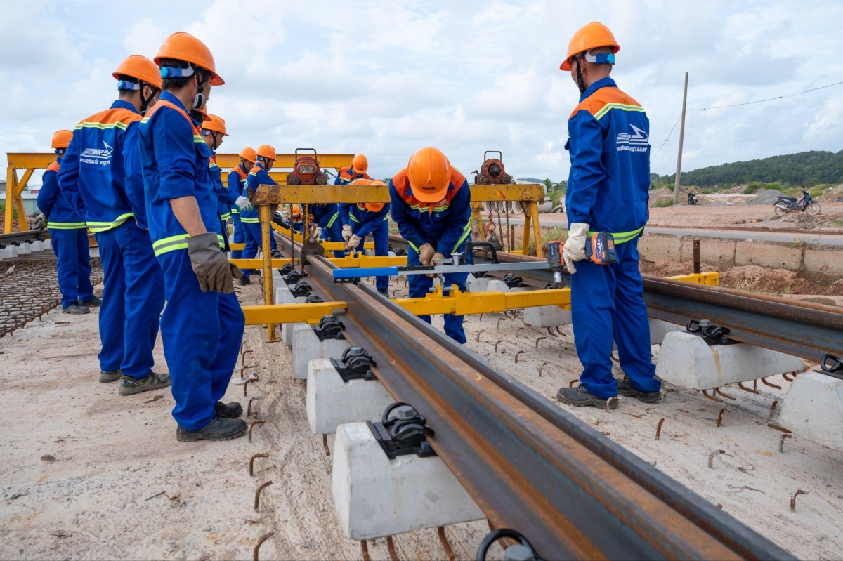 2.850 thanh ray đang được tăng tốc lắp đặt trên tuyến LRT đầu tiên tại Việt Nam ở Phú Quốc