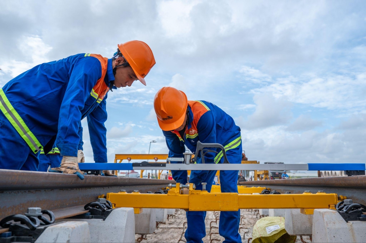 2.850 thanh ray đang được tăng tốc lắp đặt trên tuyến LRT đầu tiên tại Việt Nam ở Phú Quốc