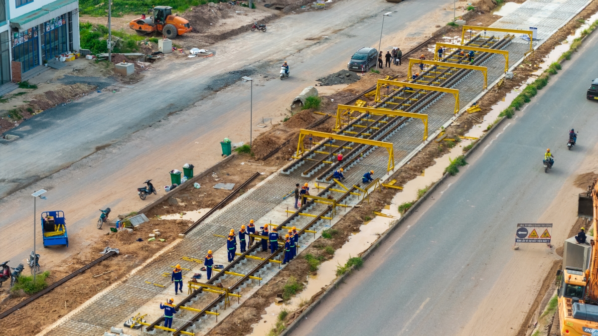 2.850 thanh ray đang được tăng tốc lắp đặt trên tuyến LRT đầu tiên tại Việt Nam ở Phú Quốc