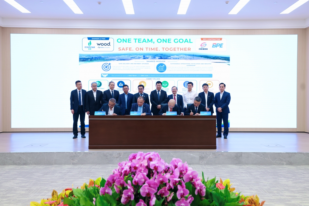 Đại diện Chủ đầu tư, Tư vấn PMC và Nhà thầu EPC cùng ký cam kết triển khai Dự án Nâng cấp, mở rộng Nhà máy lọc dầu Dung Quất an toàn, đúng tiến độ, đúng ngân sách và đáp ứng các yêu cầu kỹ thuật