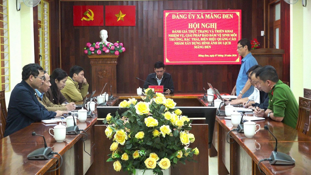 Thường trực Đảng ủy xã Măng Đen làm việc về công tác vệ sinh môi trường, quản lý rác thải và biển hiệu quảng cáo