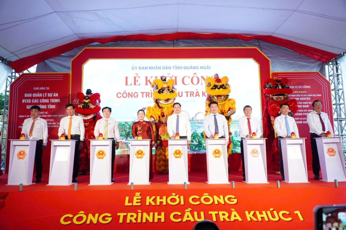 Đại biểu thực hiện nghi thức bấm nút khởi công Dự án