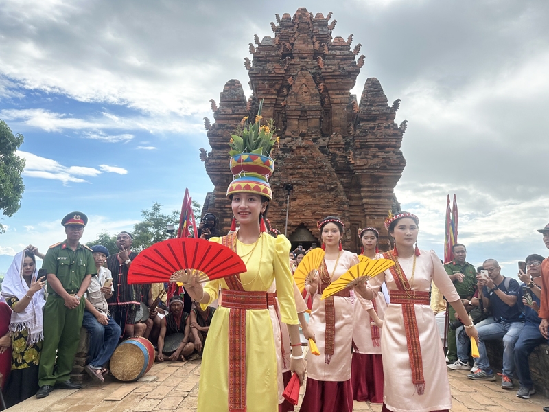 Khánh Hòa: Sắc màu văn hóa Chăm rộn ràng trong lễ hội Katê 2026