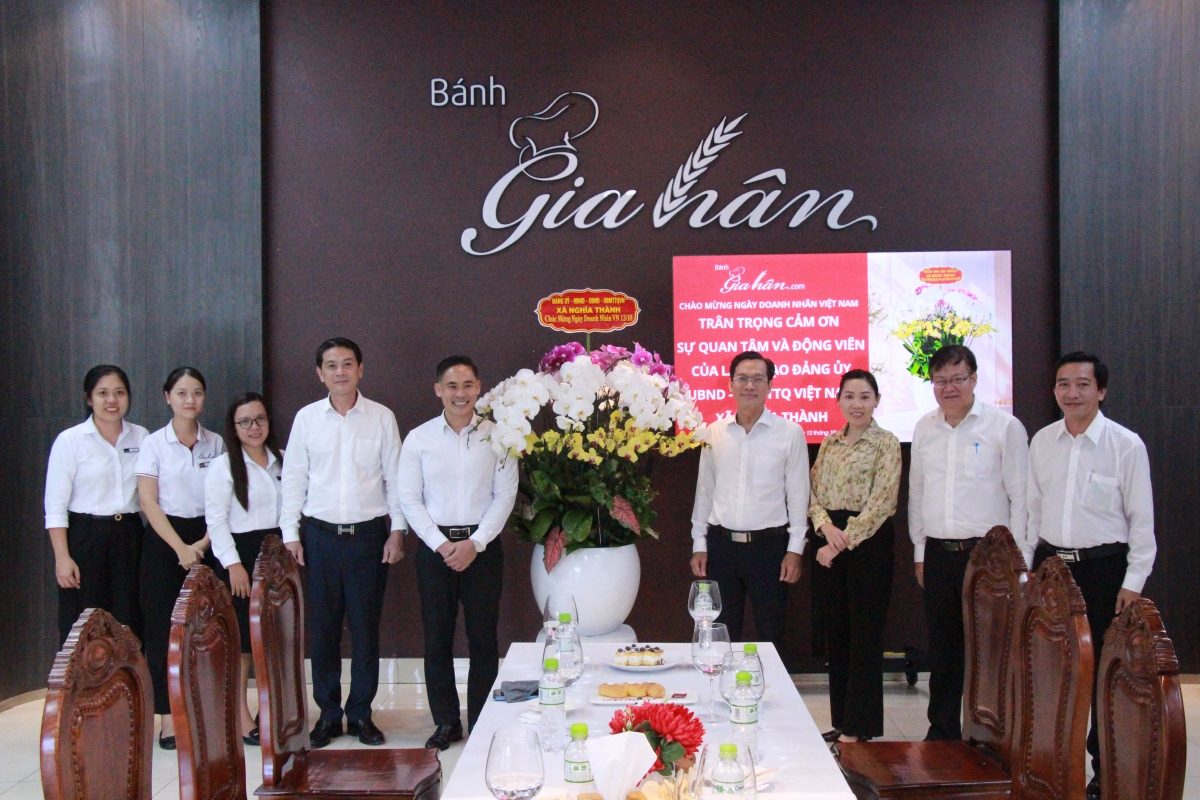 TP.HCM: Lãnh đạo xã Nghĩa Thành thăm, chúc mừng các doanh nghiệp nhân Ngày Doanh nhân Việt Nam 13/10.