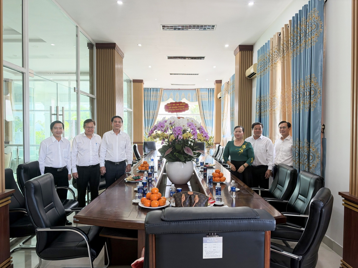 TP.HCM: Lãnh đạo xã Nghĩa Thành thăm, chúc mừng các doanh nghiệp nhân Ngày Doanh nhân Việt Nam 13/10.