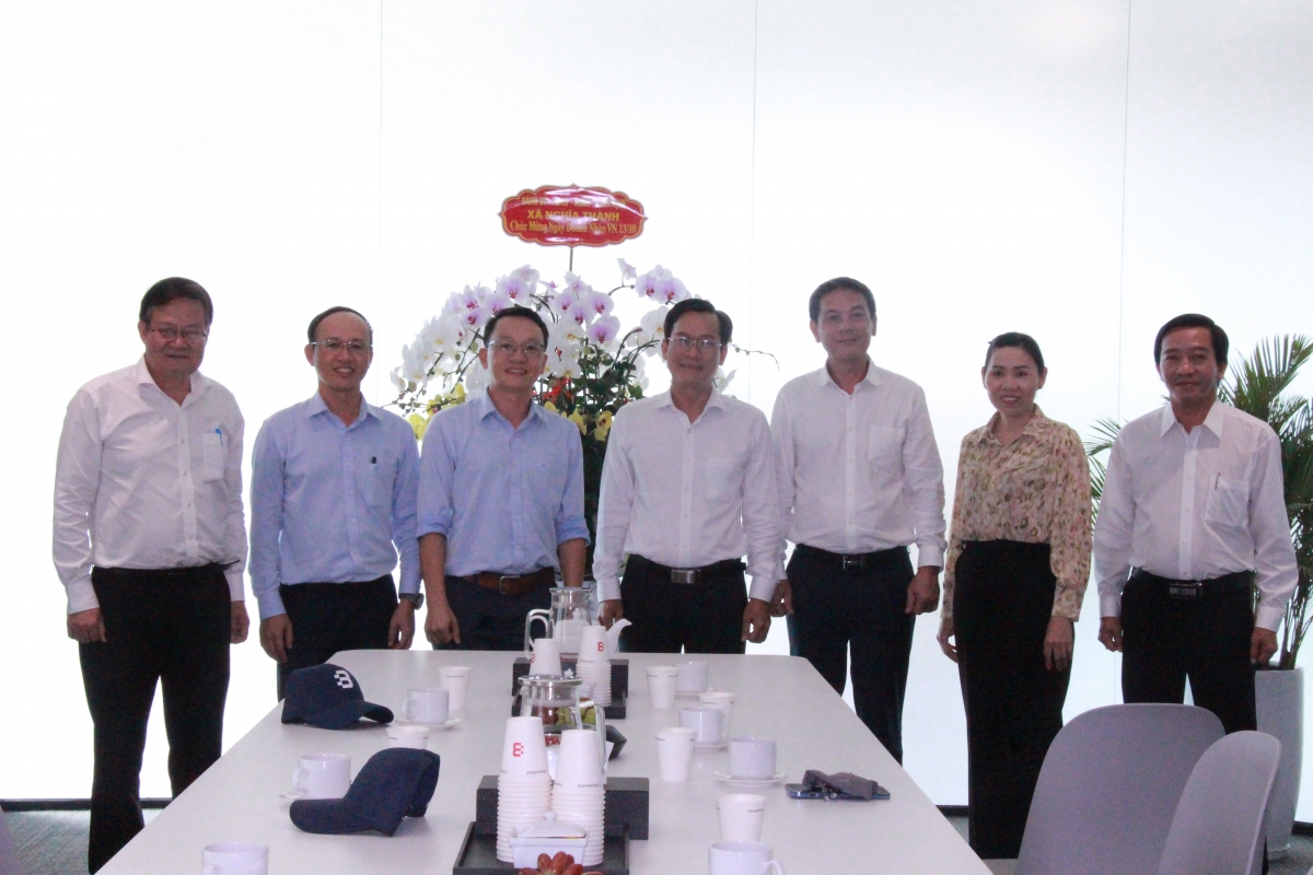 TP.HCM: Lãnh đạo xã Nghĩa Thành thăm, chúc mừng các doanh nghiệp nhân Ngày Doanh nhân Việt Nam 13/10.