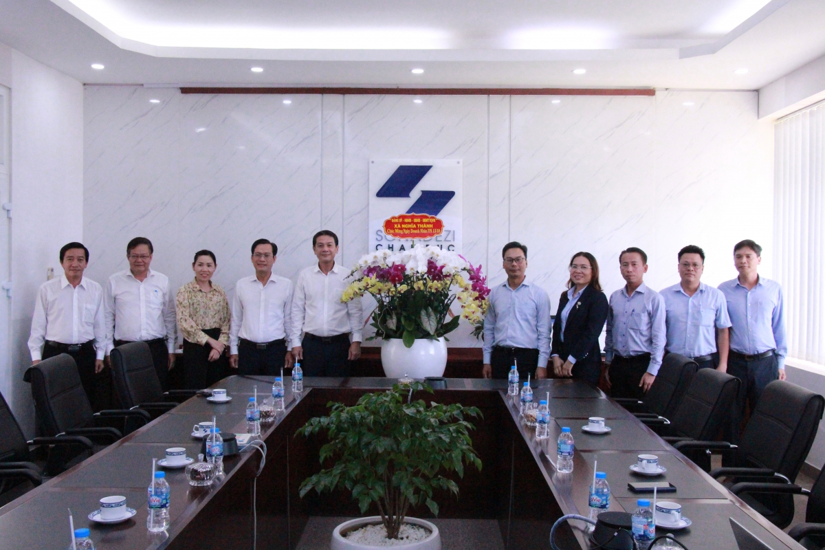 TP.HCM: Lãnh đạo xã Nghĩa Thành thăm, chúc mừng các doanh nghiệp nhân Ngày Doanh nhân Việt Nam 13/10.