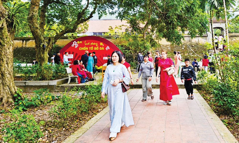 Du khách tham quan chùa Bổ Đà (phường Vân Hà)
