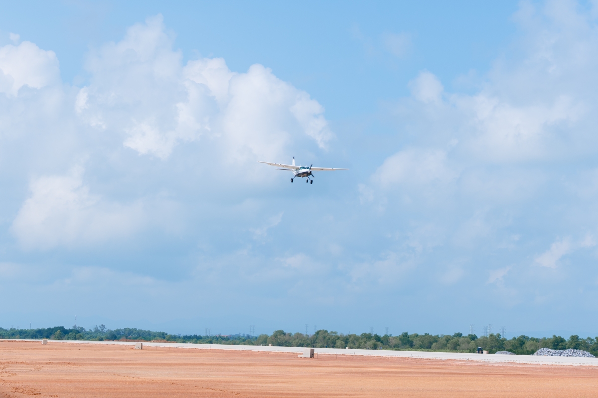 Máy bay Cessna 208 thực hiện chuyến bay kỹ thuật đầu tiên kiểm tra an toàn tĩnh không và chướng ngại vật tại khu vực đường cất hạ cánh.