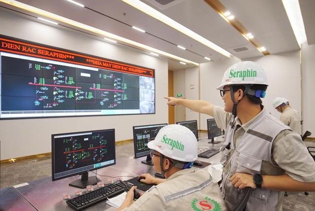 Hình 6. Ngoại cảnh và phòng điều khiển của Nhà máy điện rác Seraphin, Hà Nội. Ảnh: VGP/Minh Anh, Báo Điện tử Chính phủ; công bố ngày 18/09/2025 [22]. Ảnh minh họa cơ sở phát sinh tro bay, không phải dây chuyền xử lý tro bay riêng biệt.