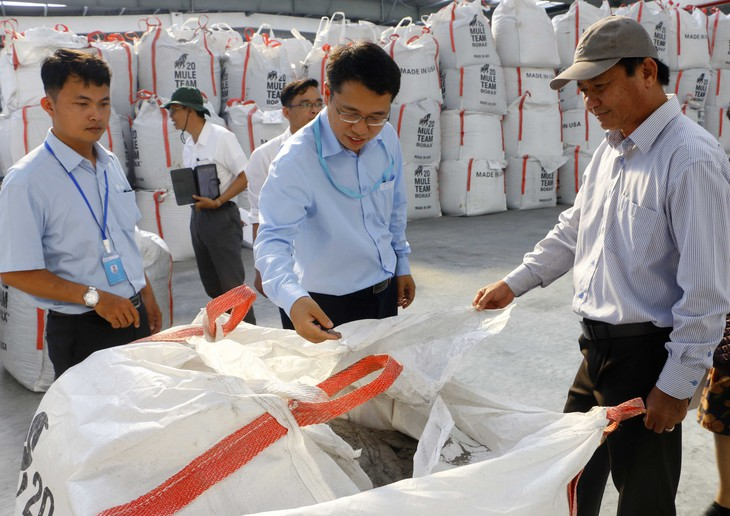Hình 7. Kiểm tra tro bay được lưu giữ trong bao tại Nhà máy đốt rác phát điện Cần Thơ. Ảnh: T.L/Tuổi Trẻ; công bố ngày 14/01/2019 [23]. Đây là ảnh tư liệu lịch sử, không phản ánh hiện trạng lưu giữ năm 2026.