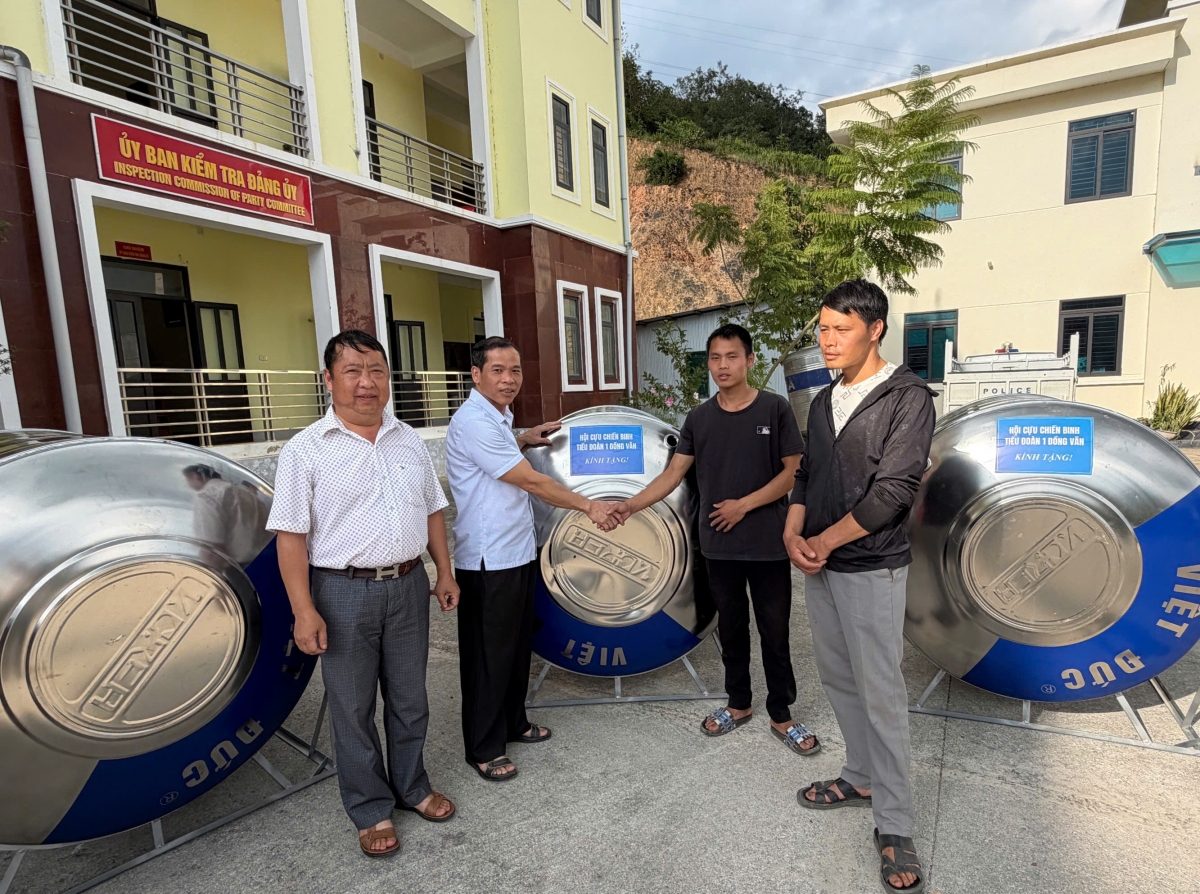 Những bồn chứa nước được hỗ trợ từ nguồn xã hội hóa, giúp người dân xã Lũng Cú chủ động tích trữ nước, từng bước khắc phục khó khăn trong sinh hoạt vào mùa khô. Ảnh Minh Ngọc Những bồn chứa nước được hỗ trợ từ nguồn xã hội hóa, giúp người dân xã Lũng Cú chủ động tích trữ nước, từng bước khắc phục khó khăn trong sinh hoạt vào mùa khô. Ảnh Minh Ngọc