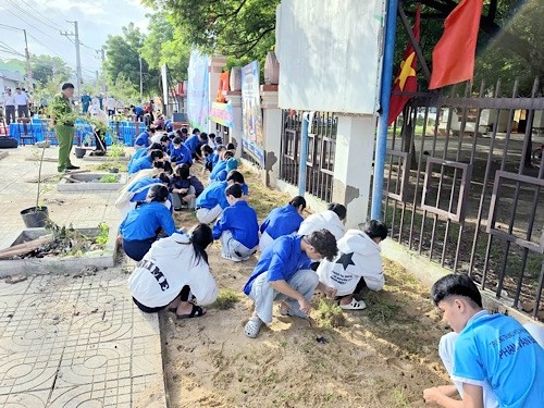 Phước Hậu ra quân vệ sinh môi trường, xóa điểm đen rác thải