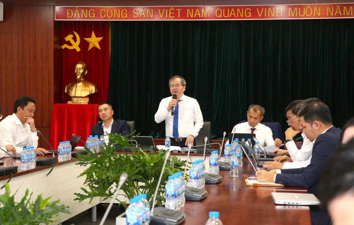 Ông Khương Lê Thành - Thành viên HĐQT BSR cùng các thành viên HĐQT, Ban Tổng Giám đốc chủ trì và trả lời các câu hỏi của các nhà đầu tư, quỹ đầu tư và công ty chứng khoán. Ông Khương Lê Thành - Thành viên HĐQT BSR cùng các thành viên HĐQT, Ban Tổng Giám đốc chủ trì và trả lời các câu hỏi của các nhà đầu tư, quỹ đầu tư và công ty chứng khoán.
