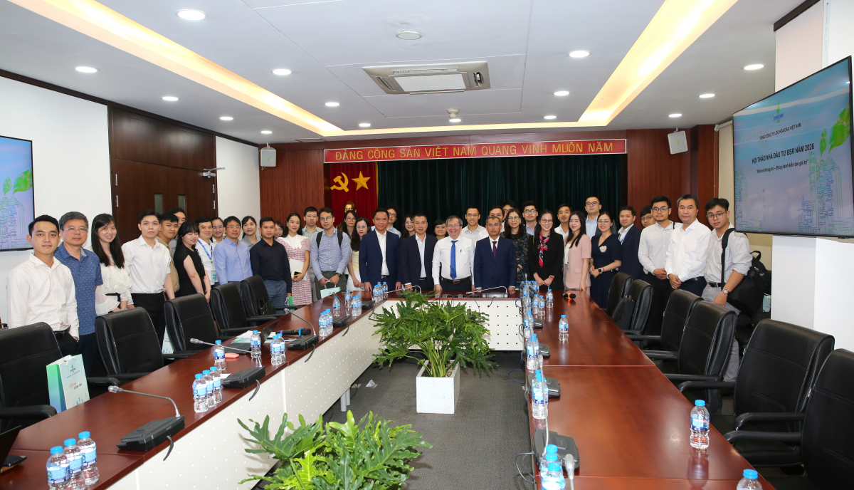 Nhà đầu tư và BSR chụp ảnh sau buổi hội thảo Nhà đầu tư và BSR chụp ảnh sau buổi hội thảo