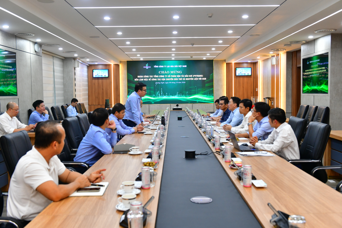 Tổng Giám đốc BSR Nguyễn Việt Thắng phát biểu tại buổi làm việc, nhấn mạnh định hướng tăng cường hợp tác trong vận chuyển dầu thô và phát triển các lĩnh vực logistics mới.