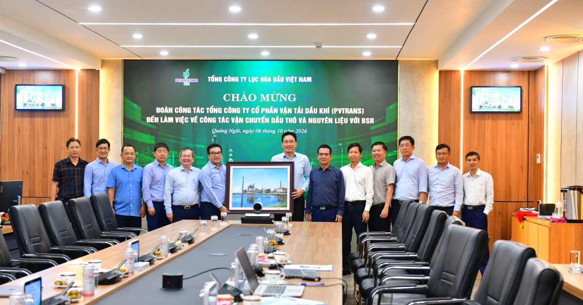 Lãnh đạo và đại diện các ban chuyên môn BSR, PVTrans chụp ảnh lưu niệm.