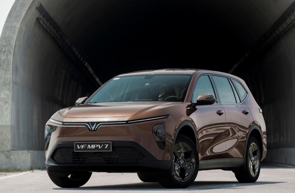 Với những gia đình ba thế hệ muốn cùng đi trên một chiếc xe, VF MPV 7 đáp ứng bằng cấu hình ba hàng ghế, 7 vị trí ngồi. Với những gia đình ba thế hệ muốn cùng đi trên một chiếc xe, VF MPV 7 đáp ứng bằng cấu hình ba hàng ghế, 7 vị trí ngồi.