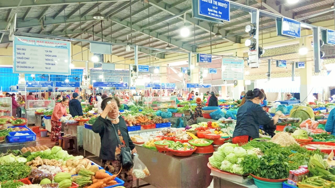 Các ngành hàng tại Chợ An Hải Đông được bố trí riêng biệt theo từng nhóm, tránh lây nhiễm chéo giữa thực phẩm sống và thực phẩm chín.