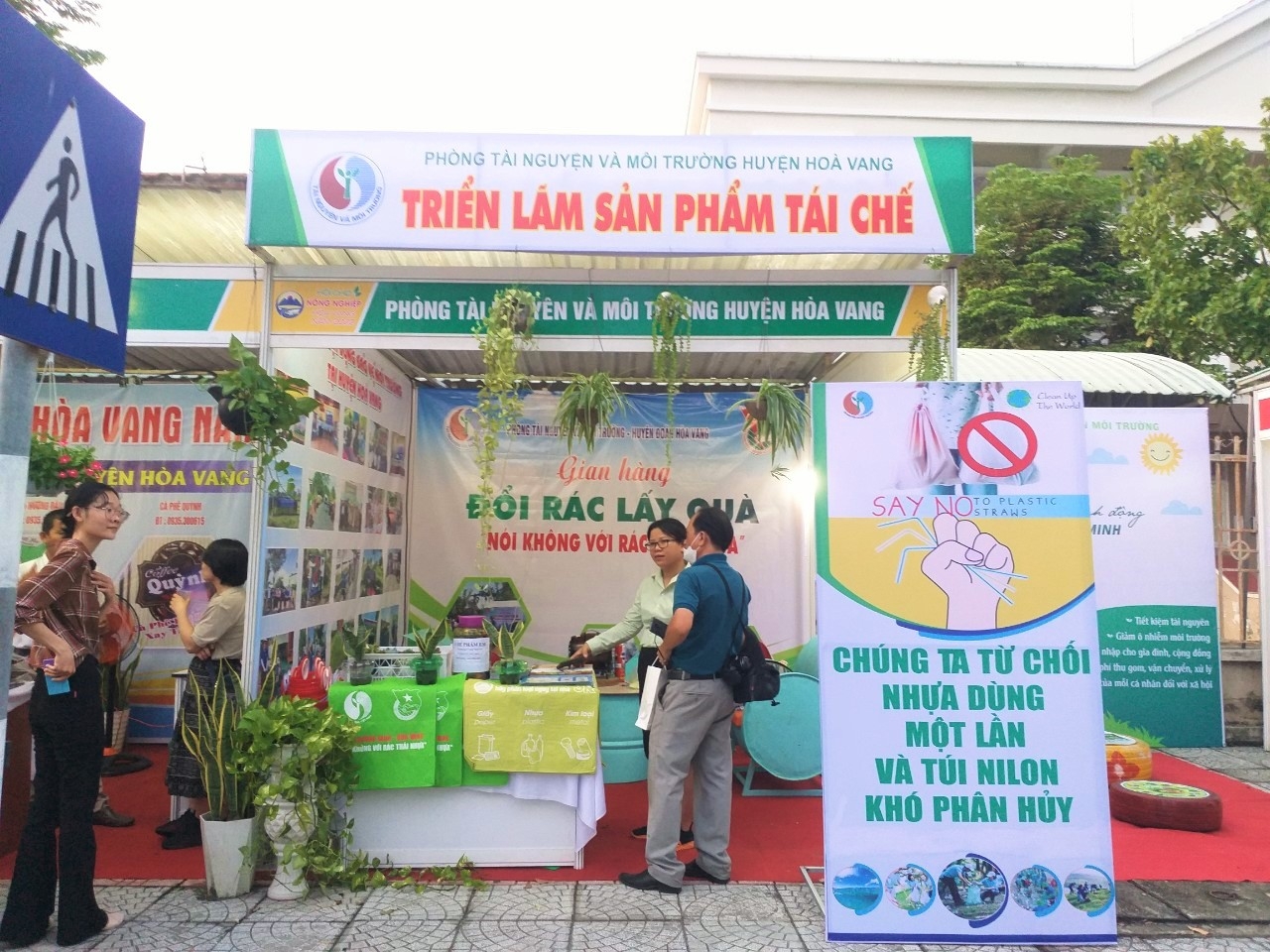 Phòng TN&MT huyện Hòa Vang tổ chức nhiều hoạt động về bảo vệ môi trường nhằm tuyên truyền, hưởng ứng người dân cùng tham gia, góp phần nâng cao ý thức, phát huy vai trò của cộng đồng trong công tác giữ gìn, bảo vệ môi trường.