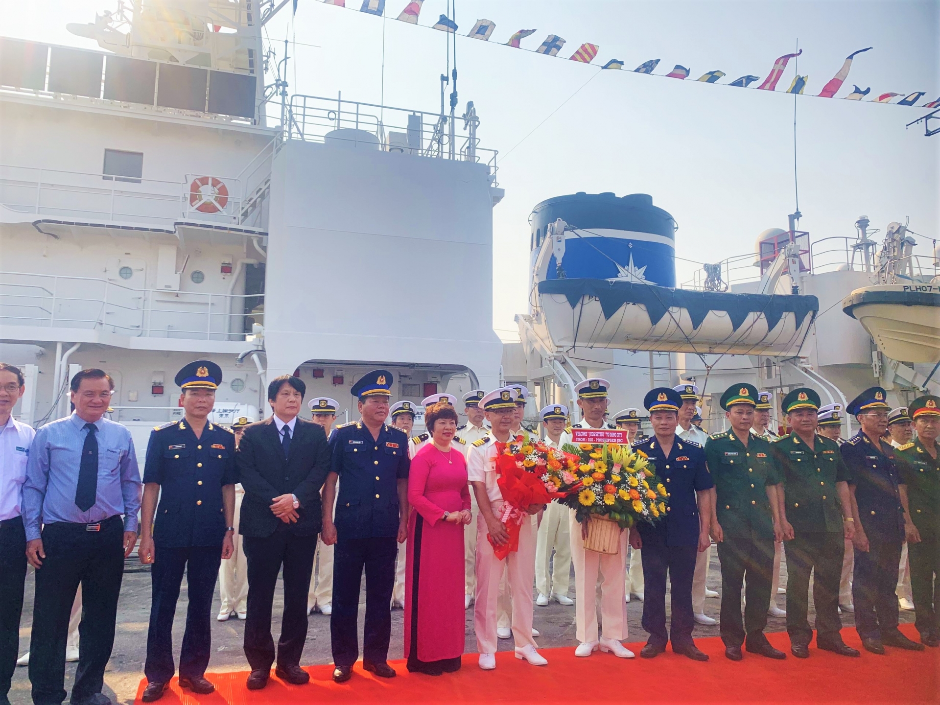 Đại diện lãnh đạo các cơ quan, đơn vị  phía Việt Nam và Nhật Bản tham dự Lễ đón tàu Lực lượng Bảo vệ Bờ biển Nhật Bản thăm Đà Nẵng.