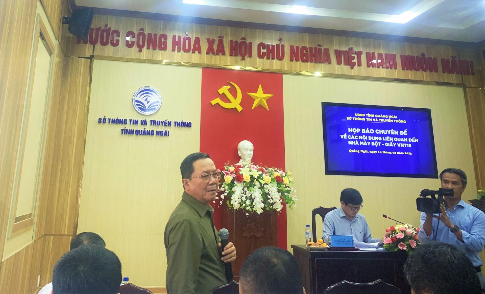 Ông Nguyễn Quốc Tân - Phó Giám đốc Sở Tài nguyên và Môi trường tỉnh Quảng Ngãi trả lời câu hỏi của các cơ quan Báo chí