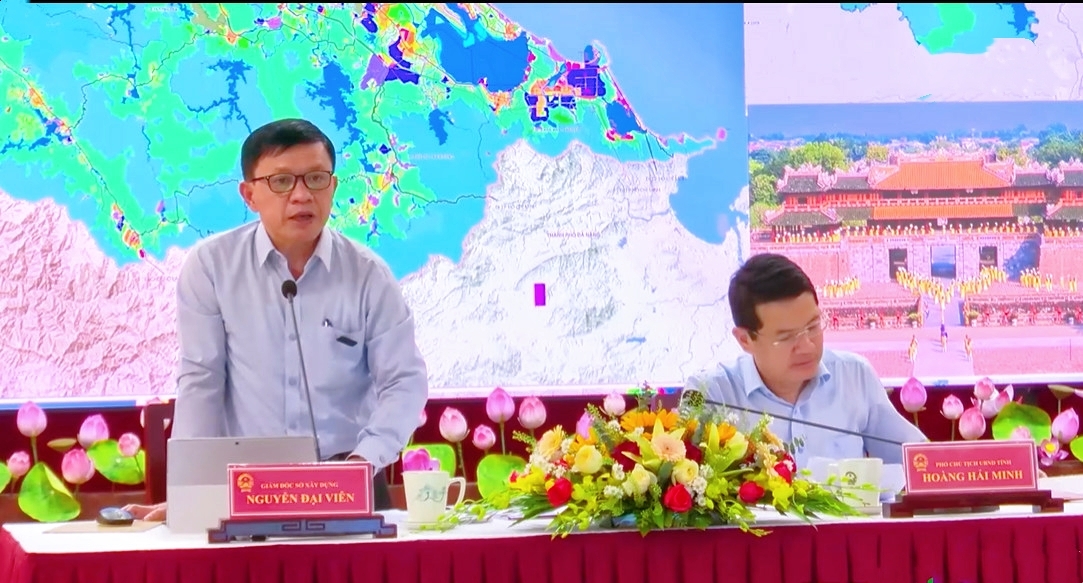 Phó Chủ tịch UBND tỉnh Thừa Thiên Huế Hoàng Hải Minh và Giám đốc sở Xây dựng Nguyễn Đại Viên chủ trì buổi Hội nghị.