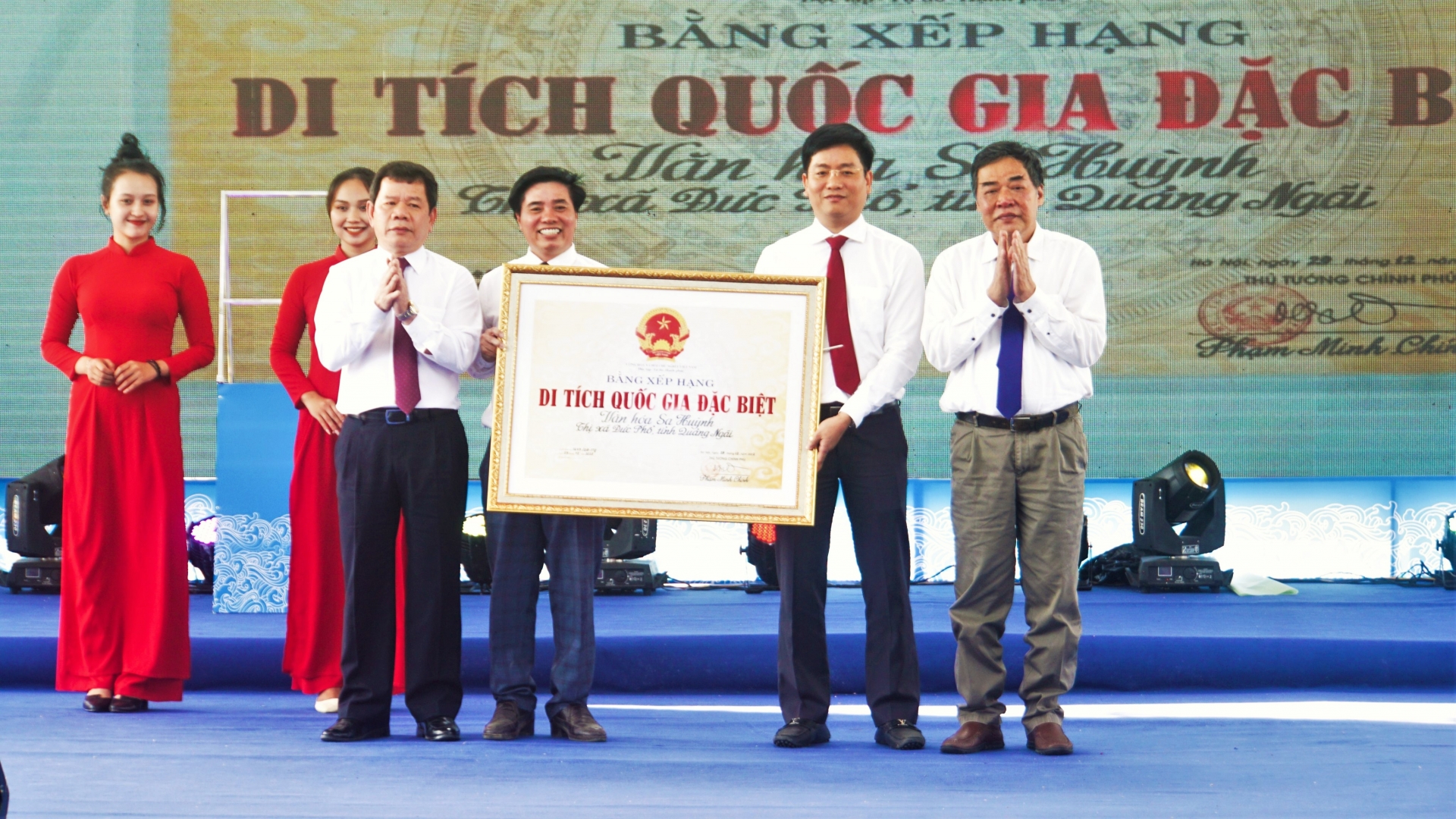 Lễ công bố và đón nhận Bằng xếp hạng Di tích Quốc gia đặc biệt Văn hoá Sa Huỳnh.
