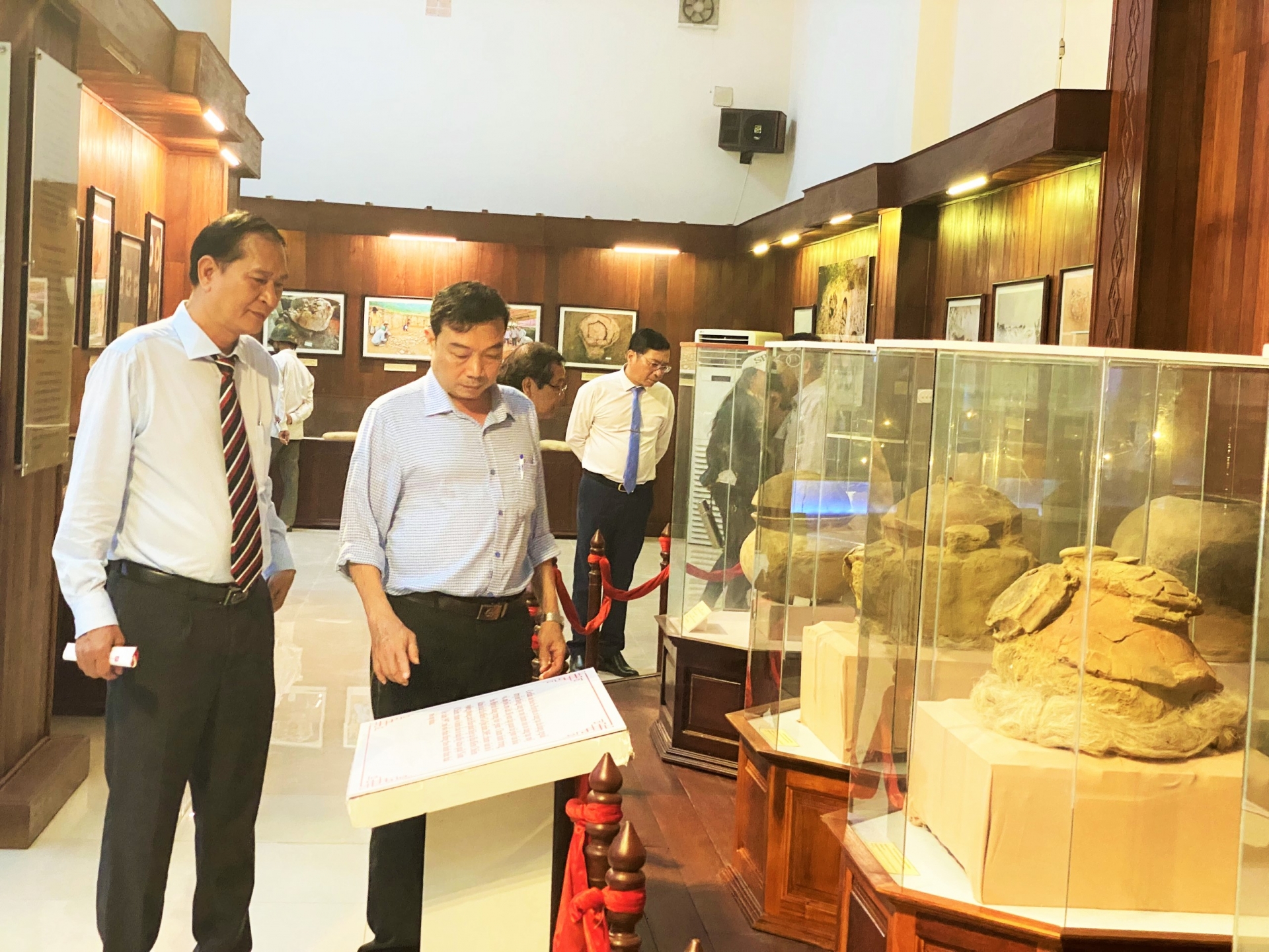 Du khách tham quan các hiện vật bên trong Nhà trưng bày Văn hóa Sa Huỳnh.