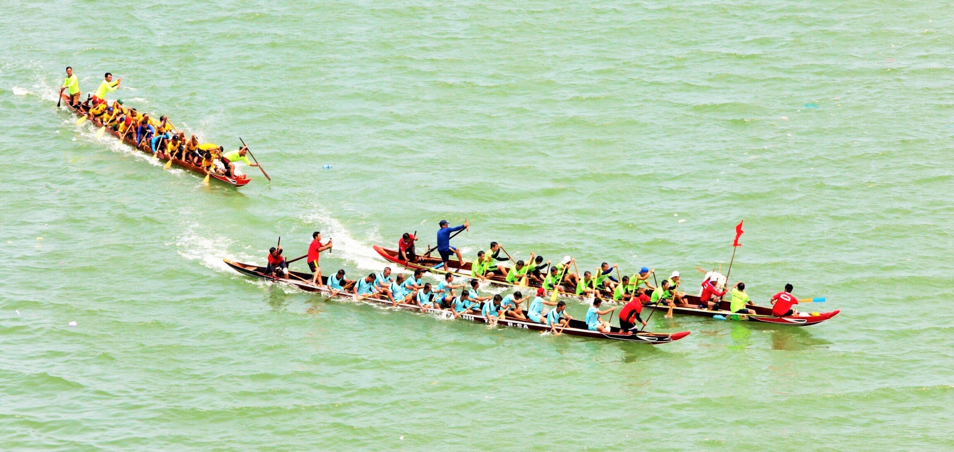 Thuyền đua tham gia thi đấu được quy định chiều dài không quá 16m, số lượng thuyền viên mỗi thuyền không quá 17 người/thuyền.