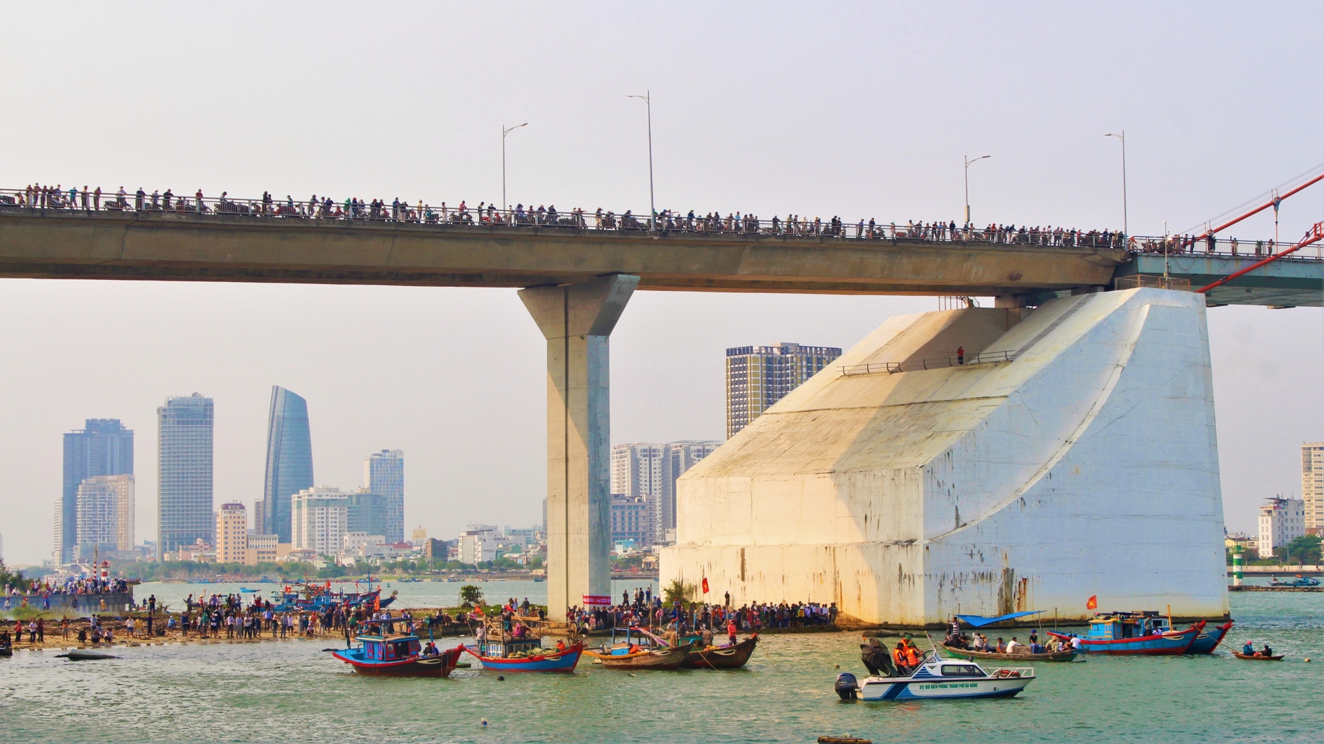 Từ sáng sớm, rất đông người dân và du khách đã có mặt tại khu vực cầu Thuận Phước để tham gia cổ vũ cho các đội đua.