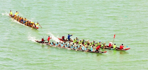 Sôi nổi Giải đua thuyền truyền thống trên sông Hàn kỷ niệm 48 năm ngày giải phóng Đà Nẵng