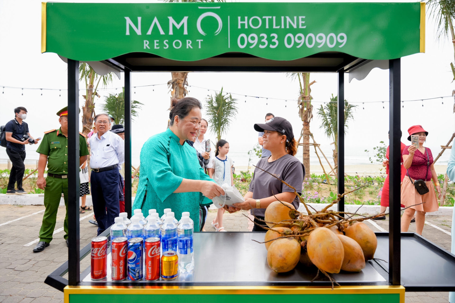 Trao tặng xe bán hàng ăn vặt cho người dân làng Nam Ô. Trao tặng xe bán hàng ăn vặt cho người dân làng Nam Ô.