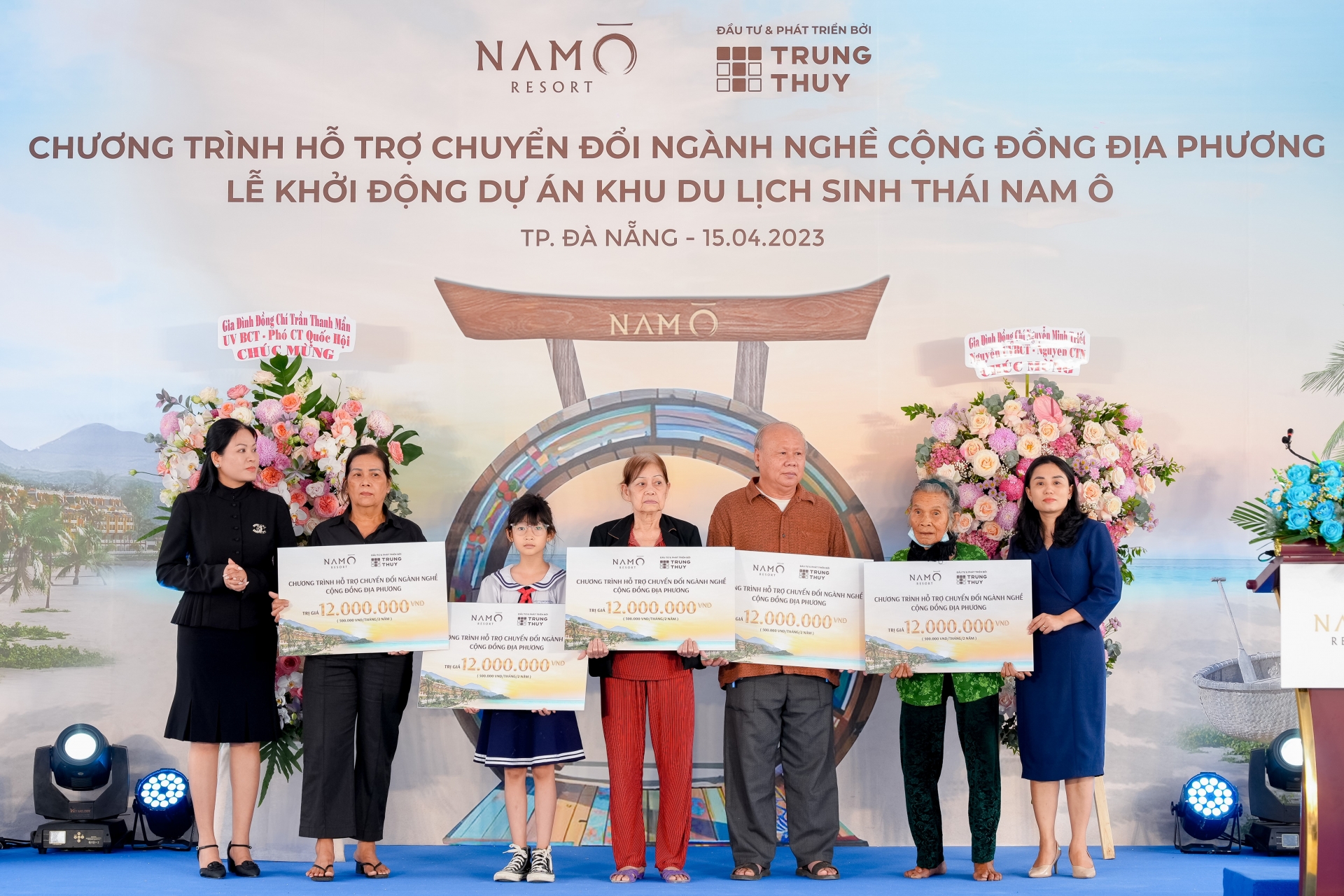 Đại diện Tập đoàn Trung Thủy và UBND phường Hòa Hiệp Nam trao tặng 50 suất hỗ trợ cho 50 trường hợp hoàn cảnh khó khăn đang sinh sống tại làng Nam Ô. Đại diện Tập đoàn Trung Thủy và UBND phường Hòa Hiệp Nam trao tặng 50 suất hỗ trợ cho 50 trường hợp hoàn cảnh khó khăn đang sinh sống tại làng Nam Ô.