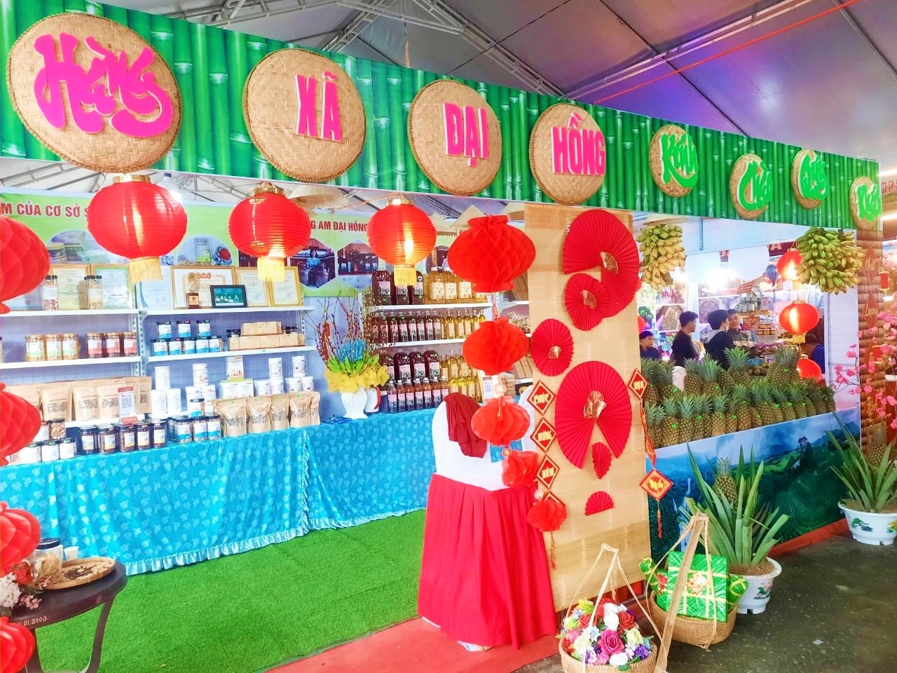 Đa dạng các sản phẩm, mặt hàng tiêu biểu của huyện Đại Lộc và các doanh nghiệp trong và ngoài tỉnh được bày bán tại Hội chợ Triển lãm.