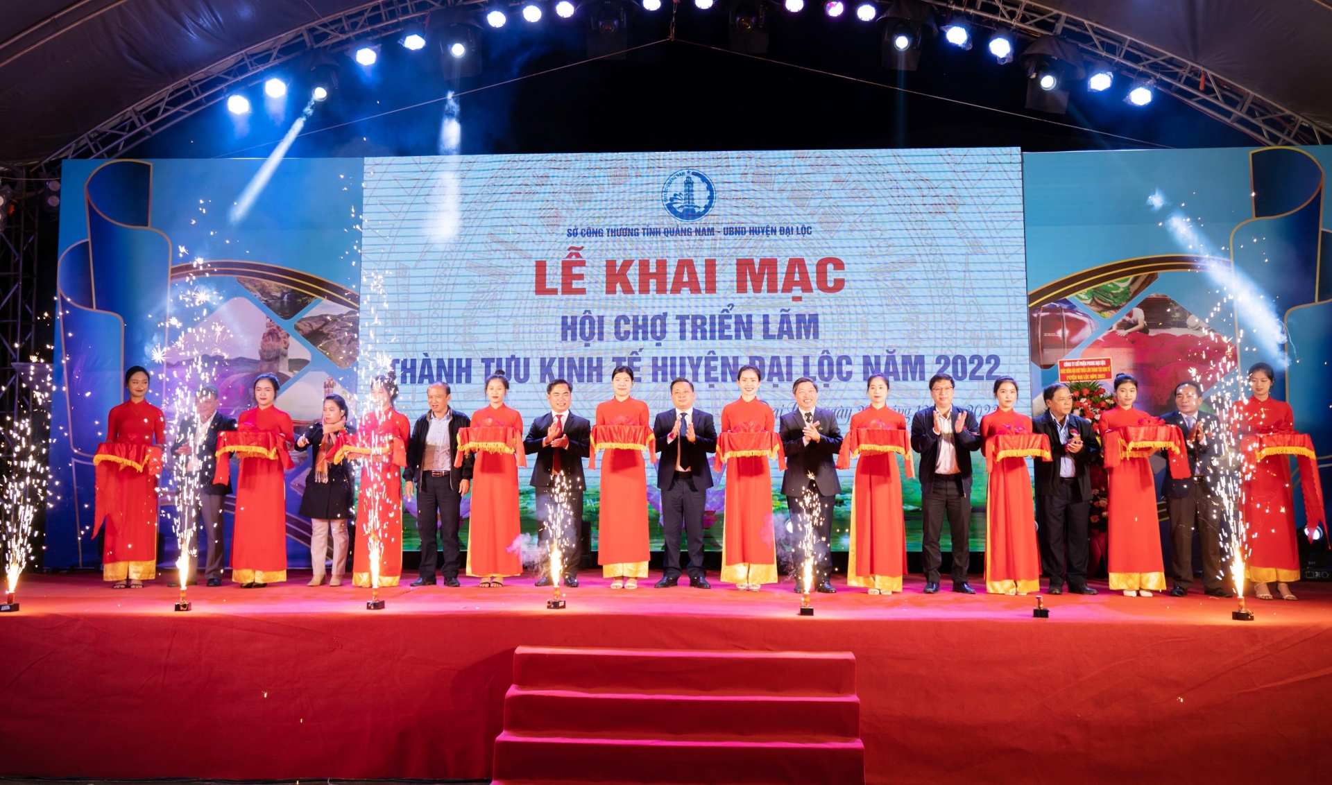 Nghi thức cắt băng khai mạc Hội chợ Triển lãm thành tựu kinh tế huyện Đại Lộc năm 2022.