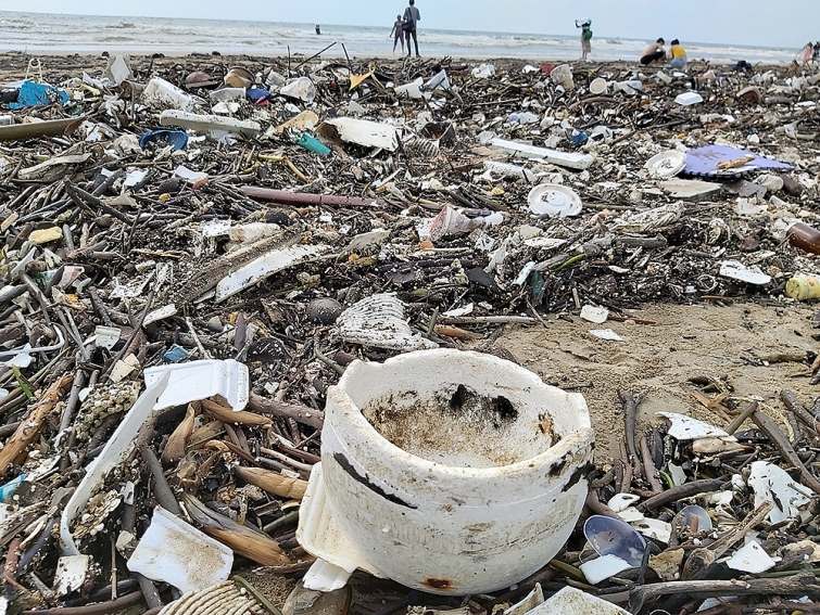 TP. Vũng Tàu huy động lực lượng thu gom rác thải tại bãi biển