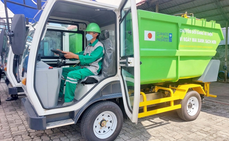 Thành phố Huế: Tiếp nhận 6 xe tải điện thí điểm thu gom rác thải