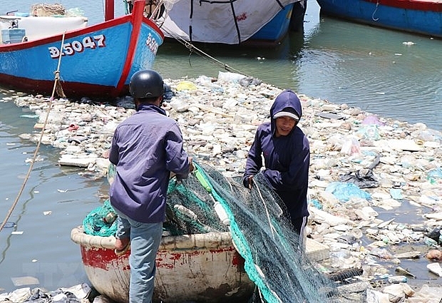 Hàng chục tấn rác thải bủa vây Đầm nước mặn Sa Huỳnh Hàng chục tấn rác thải bủa vây Đầm nước mặn Sa Huỳnh