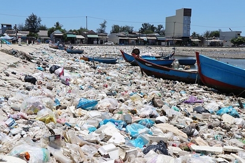 Hàng chục tấn rác thải bủa vây Đầm nước mặn Sa Huỳnh