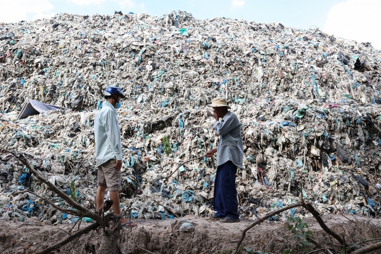 Bãi rác quá tải gây ô nhiễm môi trường tại Tây Ninh