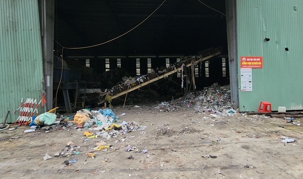 Bình Long (Bình Phước): Một Công ty thu mua, tái chế phế liệu nằm xen kẽ khu dân cư “quên” bảo vệ môi trường.