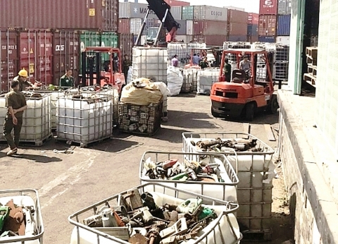 Phế liệu tồn đọng ở TP. Hồ Chí Minh lên tới hàng ngàn container