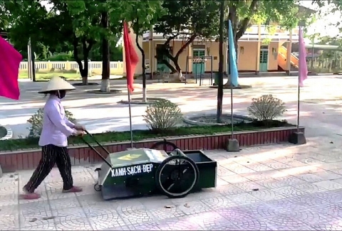 Độc đáo xe thu gom rác của thầy giáo trường làng