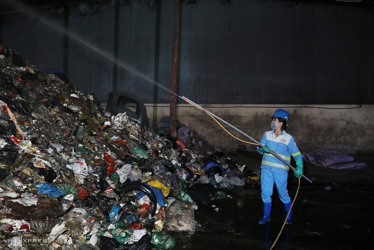 Hà Nội: Công nhân trắng đêm đưa rác vào bãi tạm