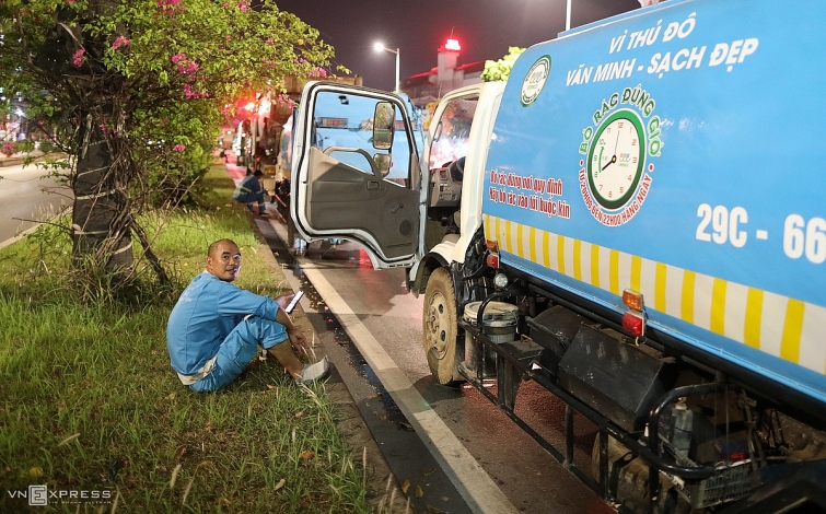 Hà Nội: Công nhân trắng đêm đưa rác vào bãi tạm