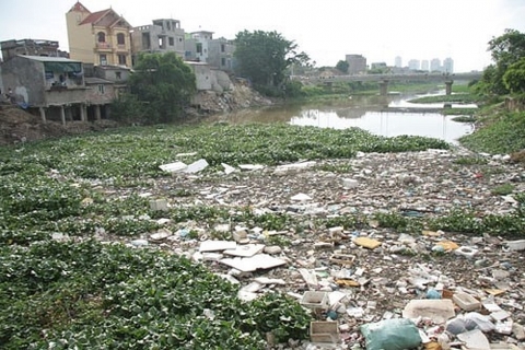 Kon Tum: Tăng cường giám sát việc vứt rác thải trên sông, suối