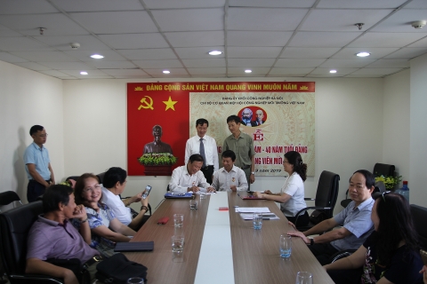 Đảng ủy khối Công nghiệp Hà Nội trao Huy hiệu 30 năm - 40 năm tuổi Đảng cho đảng viên Chi bộ Hiệp hội Công nghiệp Môi trường