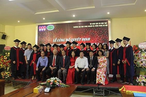 Lễ công bố QĐ tốt nghiệp Dược sĩ đại học đầu tiên của Trường ĐH Kinh doanh và Công nghệ Hà Nội